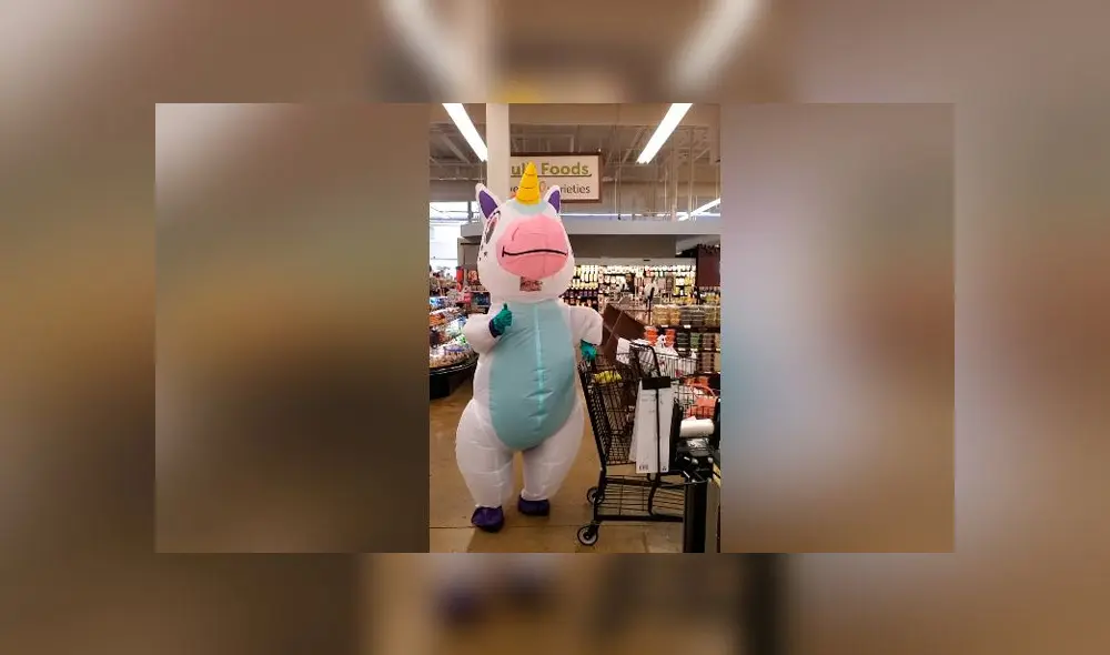 Desliza las fotografías para ver la peculiar reacción que tuvo una madre al ser descubierta por su hijo en dicho disfraz. Foto: Captura. Desliza las fotografías para ver la peculiar reacción que tuvo una madre al ser descubierta por su hijo en dicho disfraz. Foto: Captura.