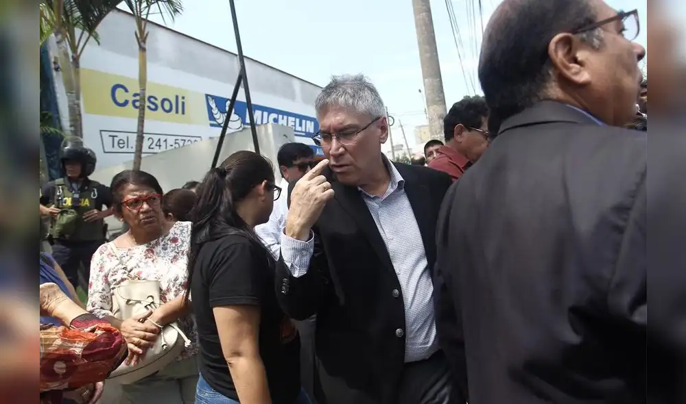 Alan Garcia: militantes del APRA llegan al hospital tras muerte del expresidente [FOTOS]