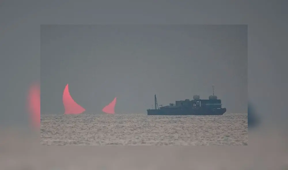 "Los cuernos del diablo" fotografiados en el horizonte del golfo Pérsico. Crédito: Elias Chasiotis.