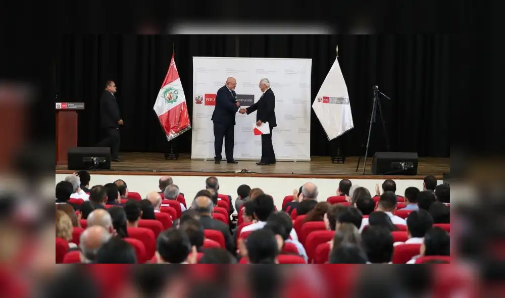 "Gracias techito", el coloquial saludo del nuevo ministro de Vivienda a su antecesor, Carlos Bruce