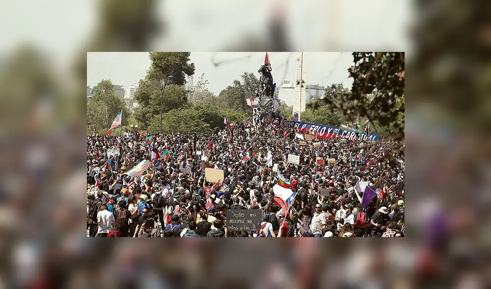 Persisten. Miles de ciudadanos se mantienen firmes en sus demandas en la capital chilena y varias localidades del interior del país. Persisten. Miles de ciudadanos se mantienen firmes en sus demandas en la capital chilena y varias localidades del interior del país.