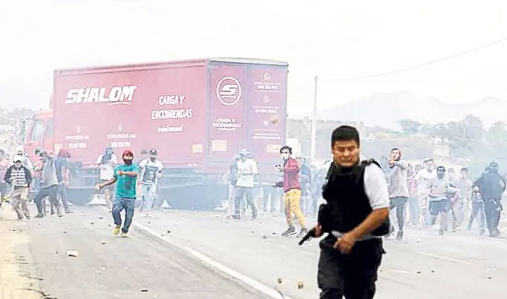 Ampay. El suboficial PNP Víctor Bueno con el arma en la mano. Foto: Larry Campos/La República Ampay. El suboficial PNP Víctor Bueno con el arma en la mano. Foto: Larry Campos/La República