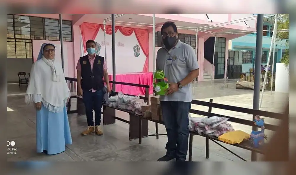 Entregan zapatillas para niños de hogares benéficos. (Foto: La República) Entregan zapatillas para niños de hogares benéficos. (Foto: La República)