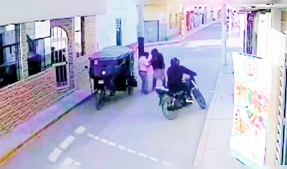 Personal policial revisa cámaras de vigilancia.