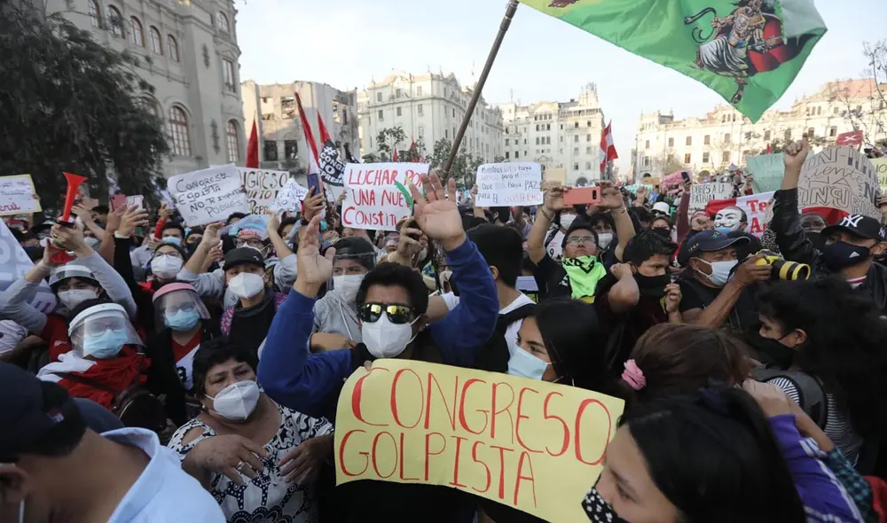 Manifestantes se organizan en la plaza San Martín durante protesta de este 12 de noviembre. Foto: Jorge Cerdán/La República Manifestantes se organizan en la plaza San Martín durante protesta de este 12 de noviembre. Foto: Jorge Cerdán/La República