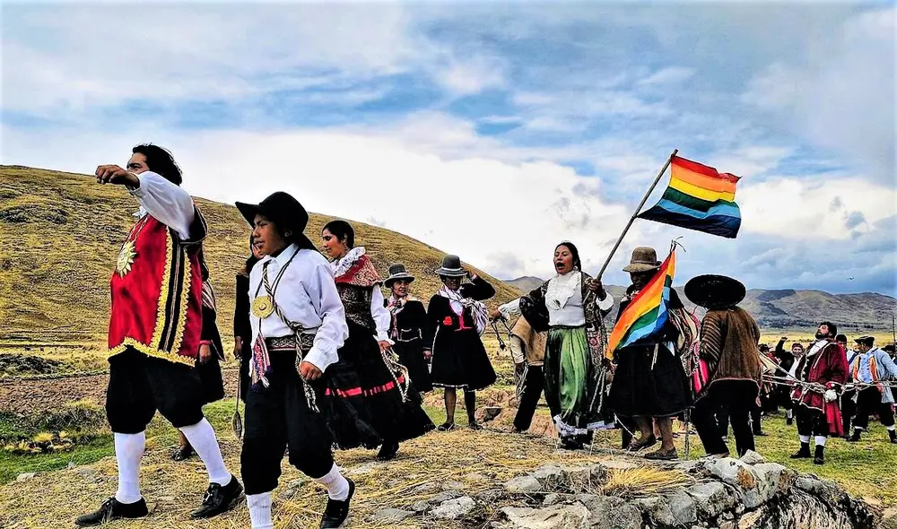 Túpac Amaru II y su hijo Fernandito, y otros actores, durante la reconstrucción de la gesta rebelde en Canas, contra el coloniaje Español. Foto: Rumi Cevallos., Túpac Amaru II y su hijo Fernandito, y otros actores, durante la reconstrucción de la gesta rebelde en Canas, contra el coloniaje Español. Foto: Rumi Cevallos.,