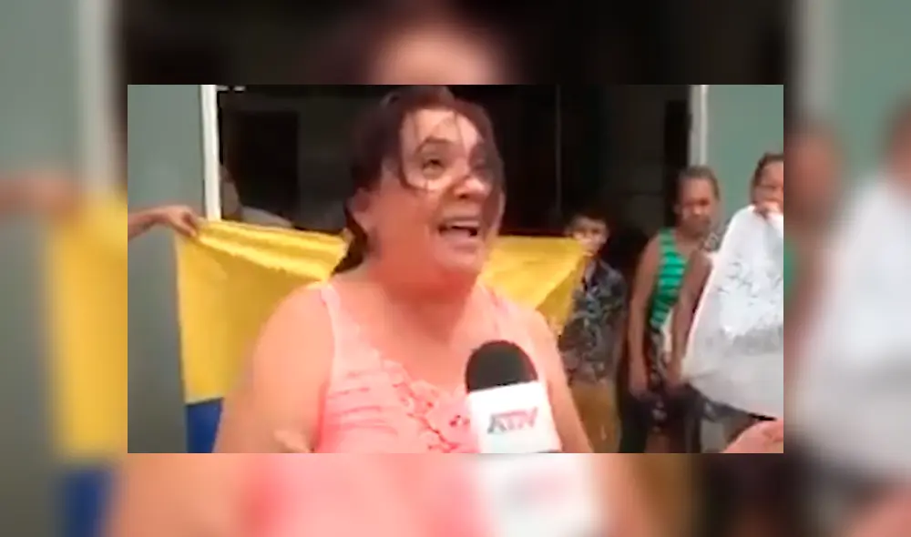 Vía YouTube. La mujer sorprendió a todos con su insólita conducta mientras reclamaba por el mal servicio del centro de salud de su localidad