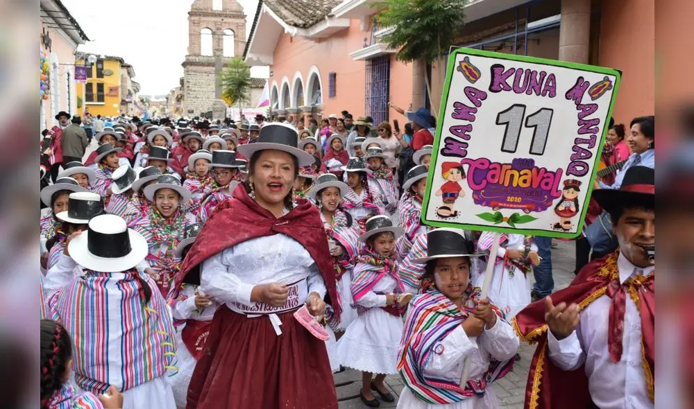 Los niños del centro Waka Kuna Mantaq dedfilan en Ayacucho.