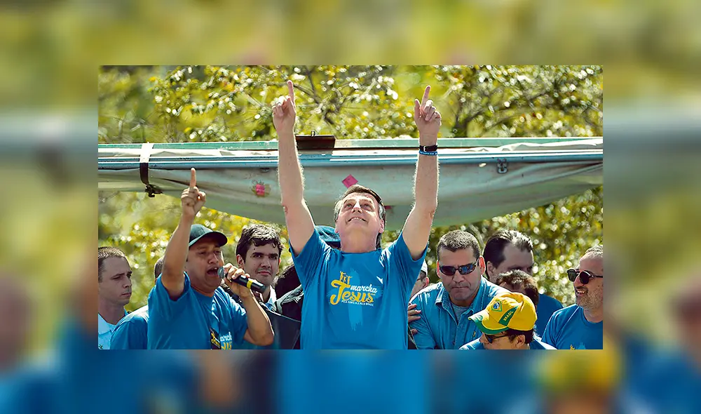 A dios rogando. Presidente Jair Bolsonaro encabeza una marcha religiosa en Brasilia. EFE A dios rogando. Presidente Jair Bolsonaro encabeza una marcha religiosa en Brasilia. EFE