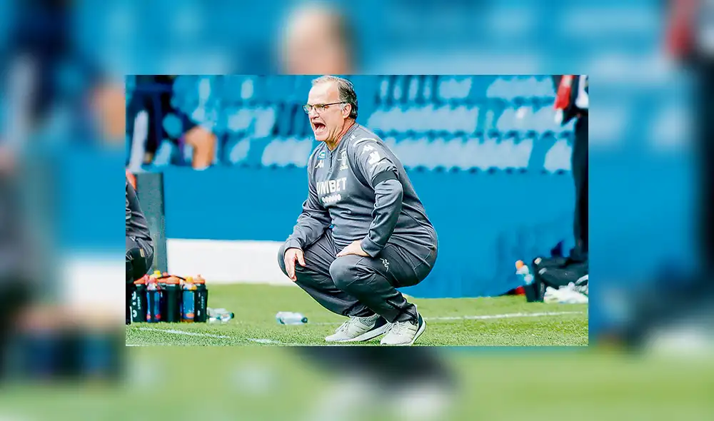 Emotivo. Así dirigía el técnico argentino, que se ha convertido en el ídolo de toda una ciudad, los partidos con el buzo del Leeds.
