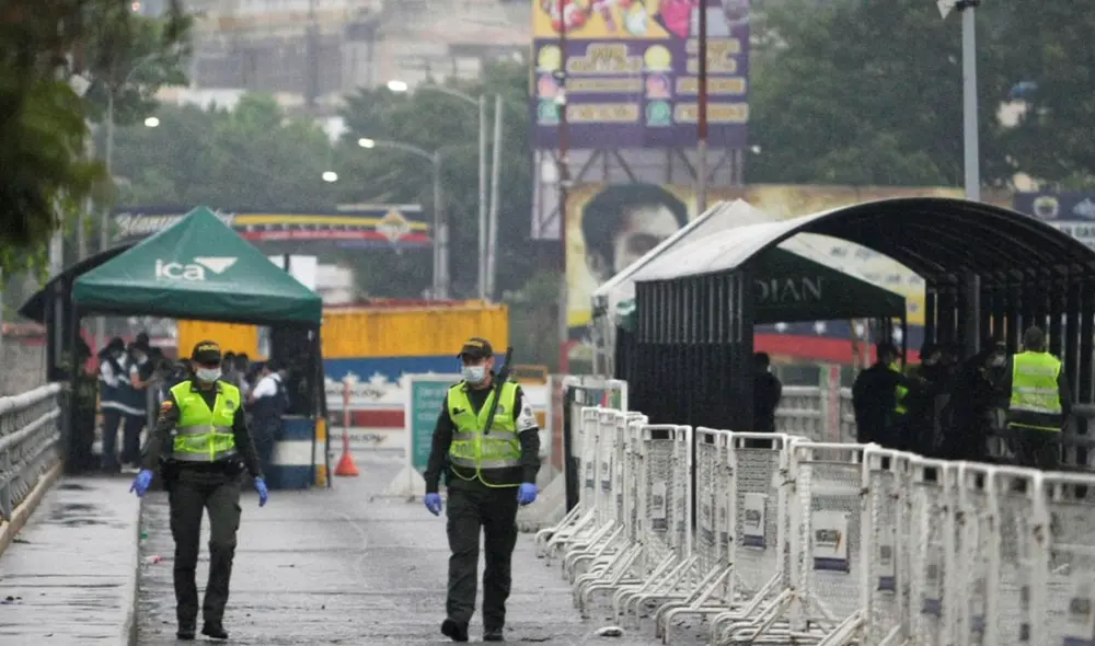 Se exceptúan del cierre de fronteras actividades como el transporte de carga y mercancía y emergencias humanitarias. Foto: EFE Se exceptúan del cierre de fronteras actividades como el transporte de carga y mercancía y emergencias humanitarias. Foto: EFE