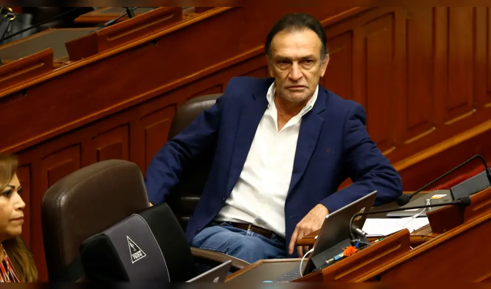 Becerril acusa a altos mandos de las Fuerzas Armadas de ser traidores y golpistas 