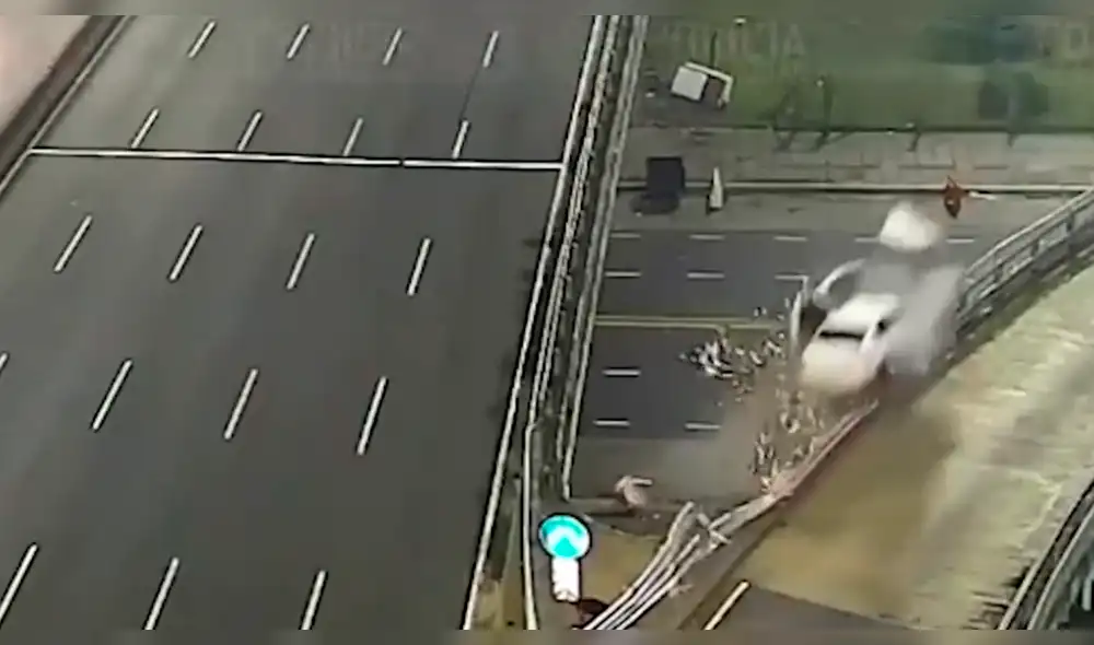 Cámaras captan momento en que auto sale 'volando' tras terrible choque