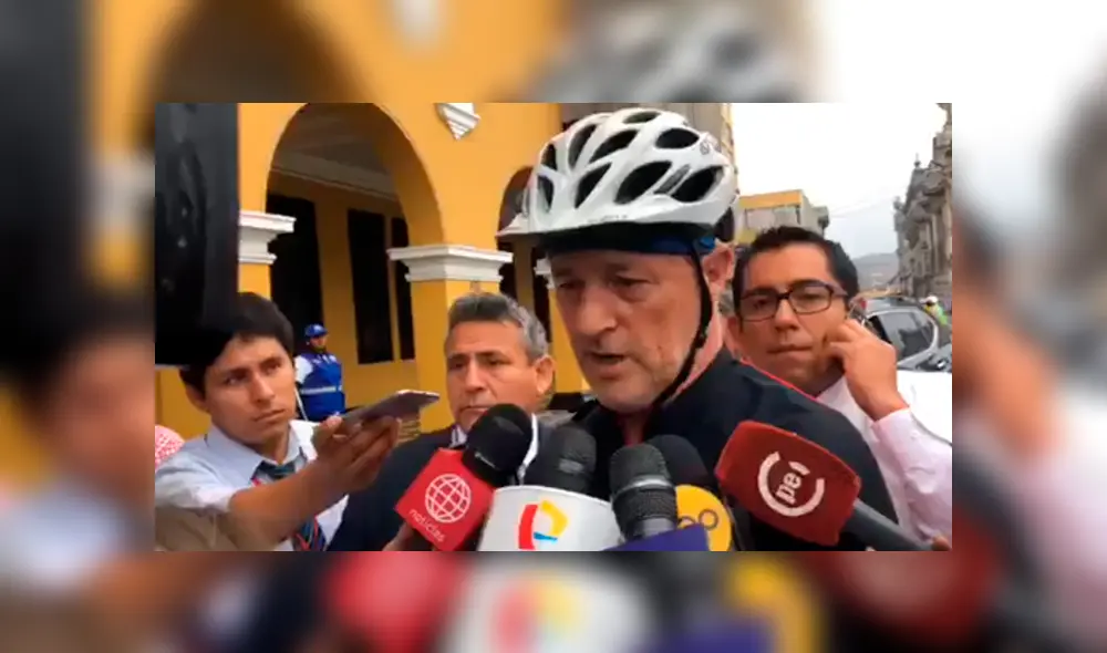 Jorge Muñoz llegó a la Municipalidad de Lima en bicicleta [VIDEO]