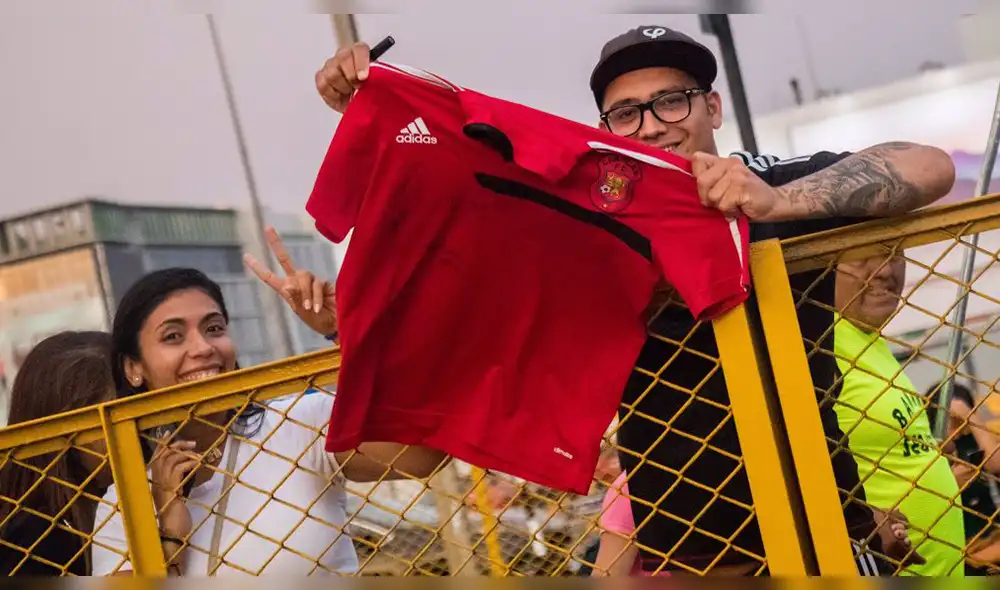 Caracas FC recibe emotiva bienvenida de hinchas venezolanos en Lima [VIDEO] 