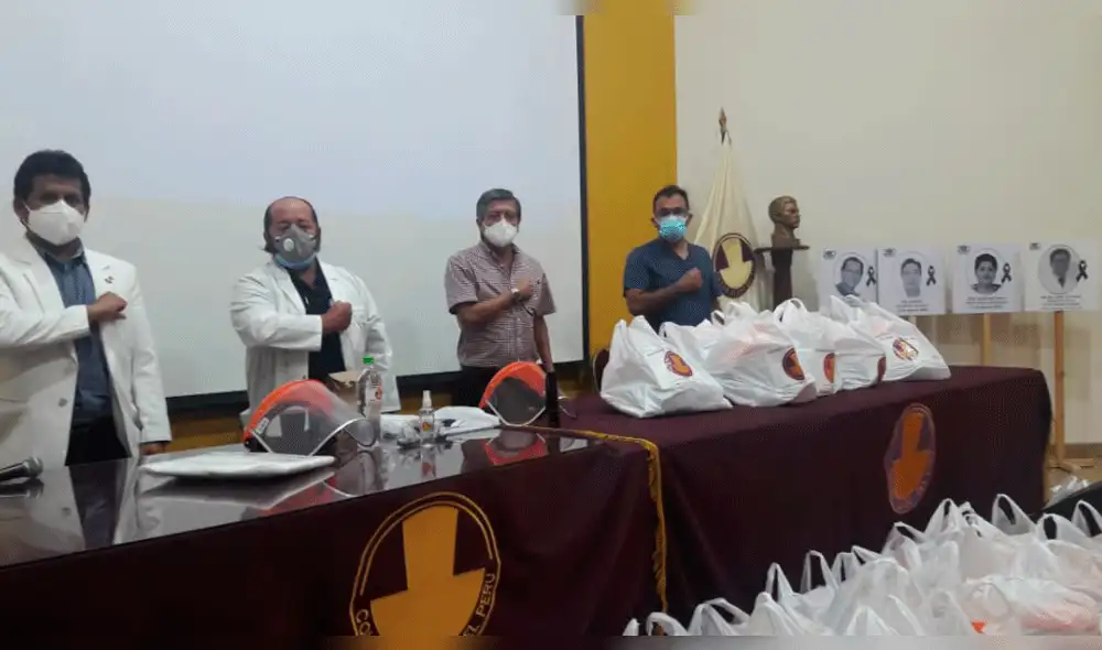 Los integrantes del Colegio Médico, también entregaron equipos de protección. Foto: Cortesía.