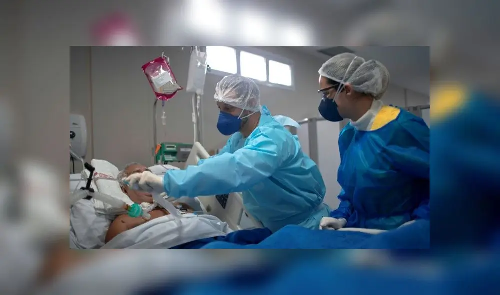 Médicos atienden a paciente grave con COVID-19. Foto: AFP. Médicos atienden a paciente grave con COVID-19. Foto: AFP.