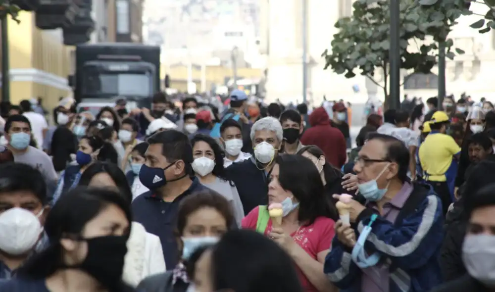 Ciudadanos realizaron varias actividades en el centro de la ciudad, pero algunos olvidaron protegerse. Foto: John Reyes / La República Ciudadanos realizaron varias actividades en el centro de la ciudad, pero algunos olvidaron protegerse. Foto: John Reyes / La República