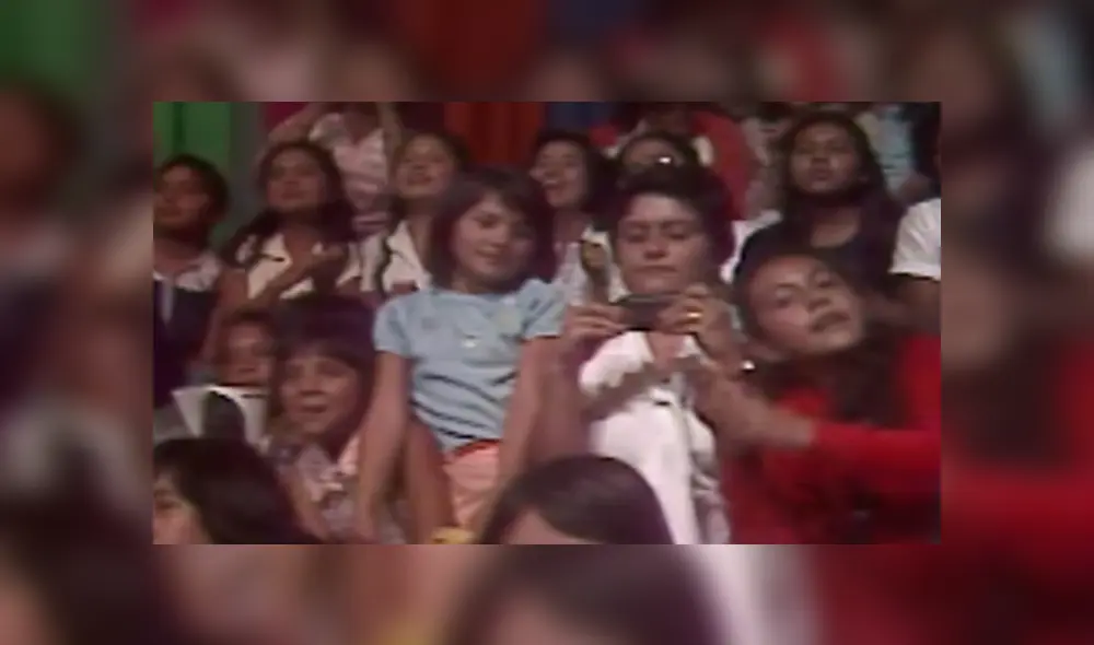 Desliza para ver más detalles de esta supuesta 'viajera del tiempo' que generó asombro en YouTube. Foto: Captura. Desliza para ver más detalles de esta supuesta 'viajera del tiempo' que generó asombro en YouTube. Foto: Captura.