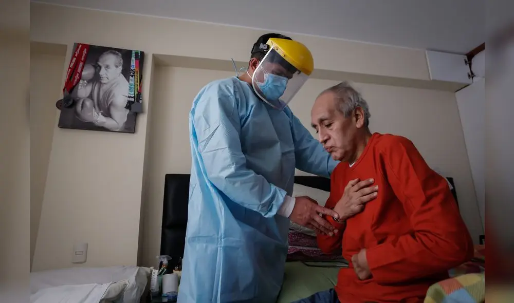 El terapeuta Martín Muñoz acompaña en su rehabilitación a Juan Susano (62), quien tuvo el 70% de sus pulmones comprometidos.