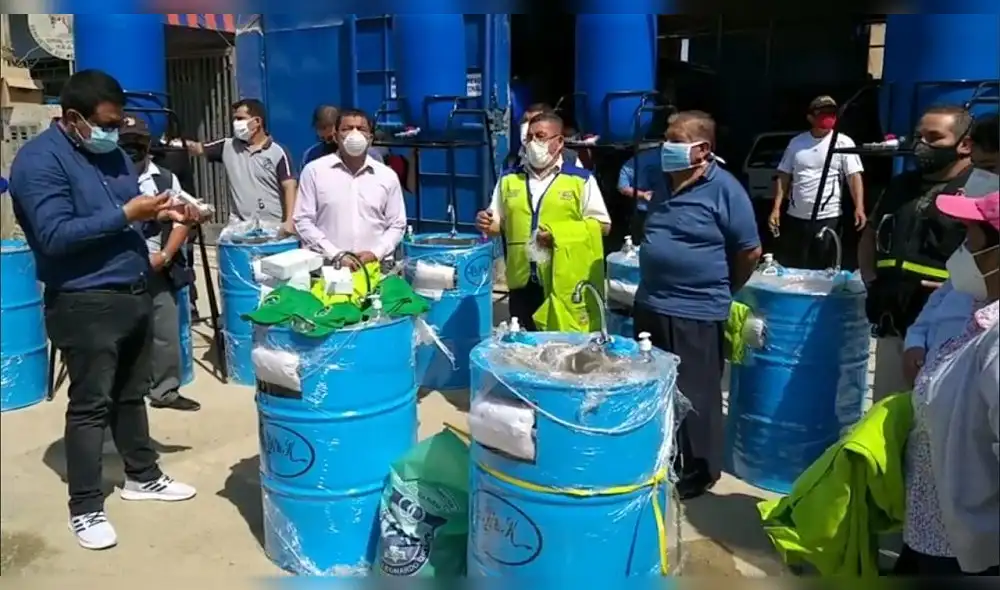 Alcalde entregó tanques para el lavado de manos.
