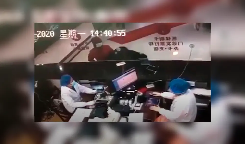 Un joven chino reaccionó de la peor forma al enterarse que la medicina que le prescribieron se había terminado en el Hospital Central de Xiaogan. Un joven chino reaccionó de la peor forma al enterarse que la medicina que le prescribieron se había terminado en el Hospital Central de Xiaogan.