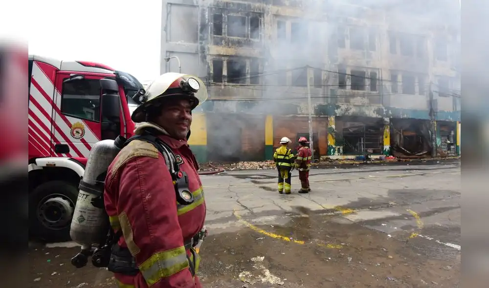 Bomberos: héroes civiles que nunca se rinden Bomberos: héroes civiles que nunca se rinden