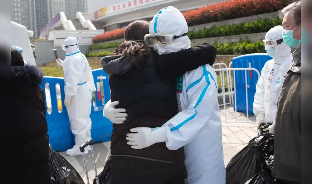 Wuhan (China), 09/03/2020.- Medical staff and patients hug after all patients were discharged at Wuchang Fangcang Hospital, a temporary hospital set up at Hongshan gymnasium to treat people infected with the coronavirus and COVID-19 disease, in Wuhan, Hubei Province, China, 10 March 2020 (issued 11 March 2020). The temporary hospital closes on 10 March after China reported days of decline in the number of new coronavirus cases originating in the country. However, the number of coronavirus cases imported to China continued to rise, with 40 percent of the latest 24 infections reported on 11 March stemming from overseas. EFE/EPA/YFC CHINA OUT