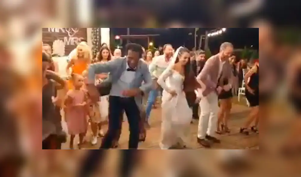 En YouTube, un recién casado destacó con sus movimientos a ritmo de salsa y quería que sus invitados lo imiten.