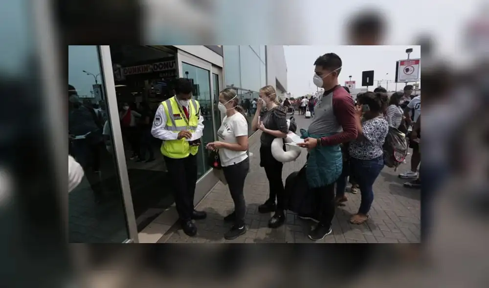 Mientras que algunos pudieron alcanzar boletos para volar antes del cierre de fronteras, otros buscan opciones para alojarse los próximos 15 días. (Foto: Antonio Melgarejo / La República) Mientras que algunos pudieron alcanzar boletos para volar antes del cierre de fronteras, otros buscan opciones para alojarse los próximos 15 días. (Foto: Antonio Melgarejo / La República)