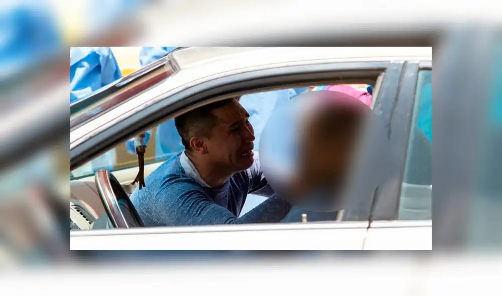 Las dramáticas imágenes de un hombre al intentar revivir a su abuela, víctima de la COVID-19. Foto: Moisés Pablo/Cuartoscuro.