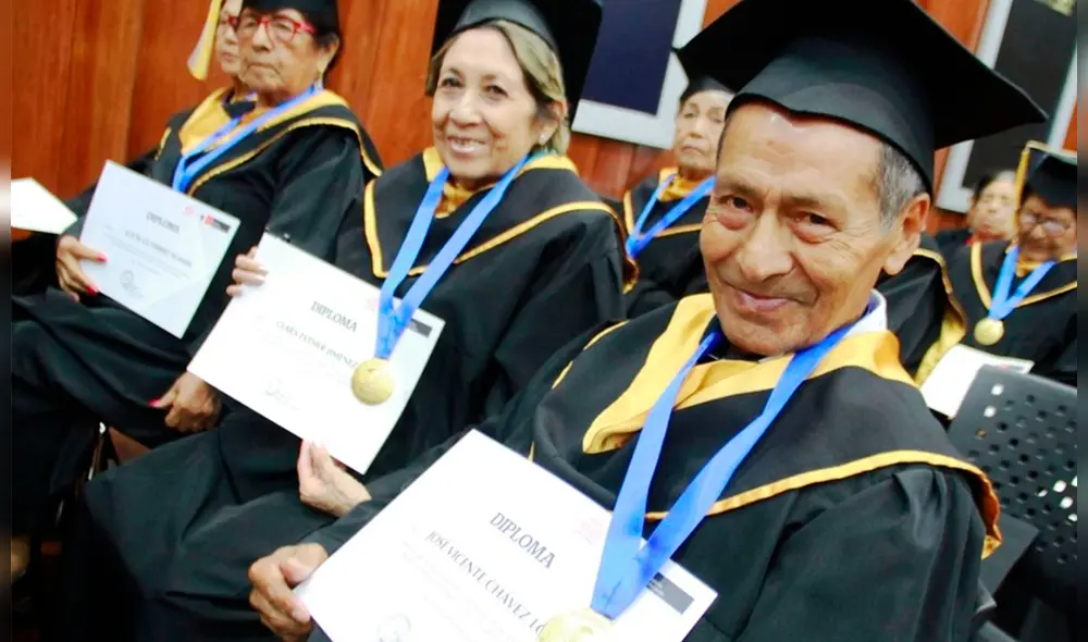 “Nunca es tarde para aprender” es el lema bajo el cual se graduaron los estudiantes. (Foto: Andina)