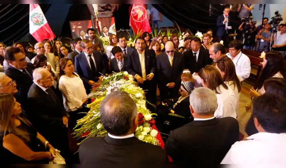 Madre de Alan García llegó hasta el velorio en la Casa del Pueblo [FOTOS]