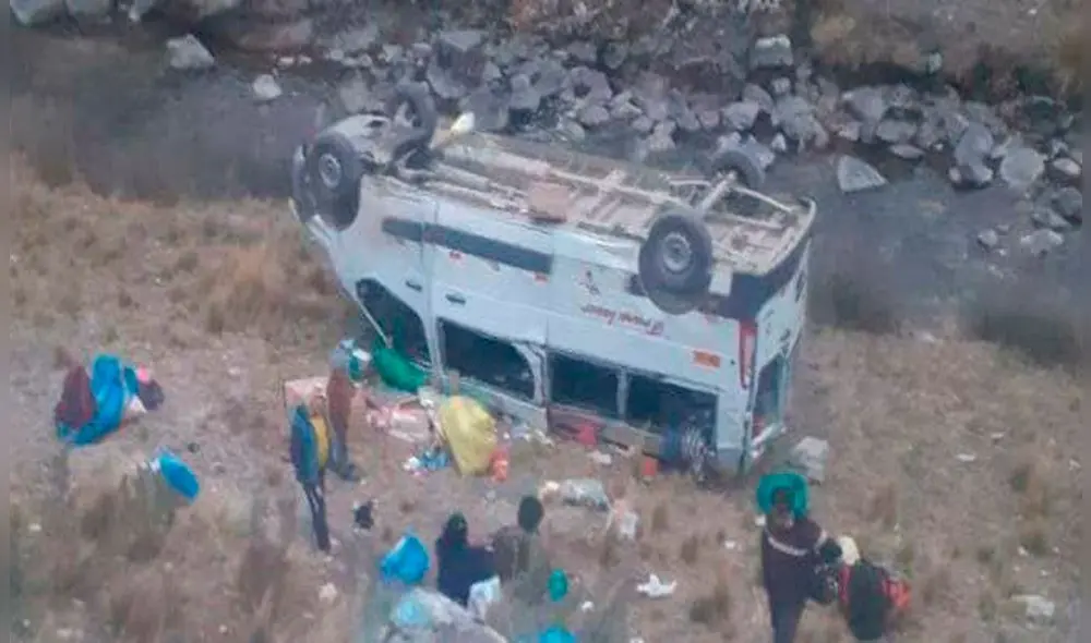 Vehículo con pasajeros dio dos vueltas de campana. Foto: Facebook. Vehículo con pasajeros dio dos vueltas de campana. Foto: Facebook.