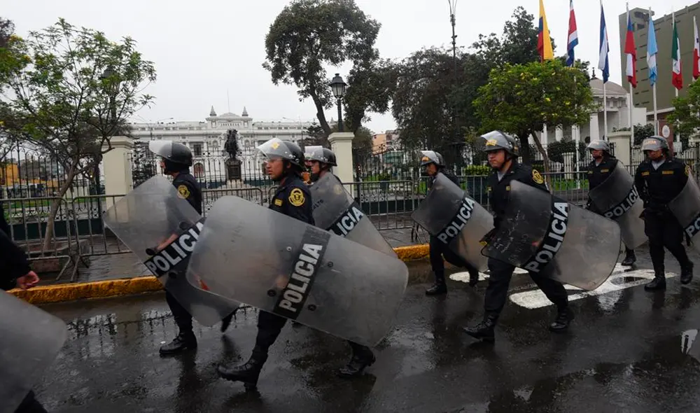 Excongresistas ingresaron al Parlamento en medio de reclamos de ciudadanos [FOTOS]