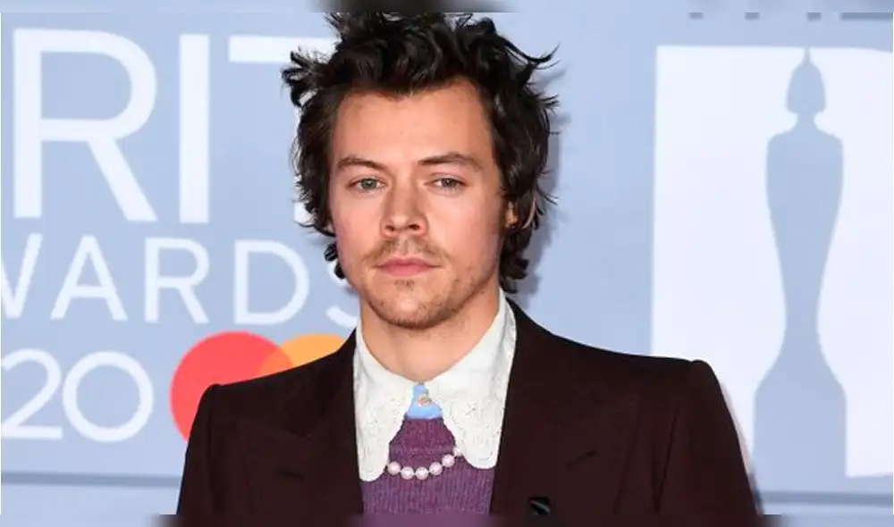 Harry Styles usó un traje café en la alfombra roja de los Brit Awards. Foto: Twitter.