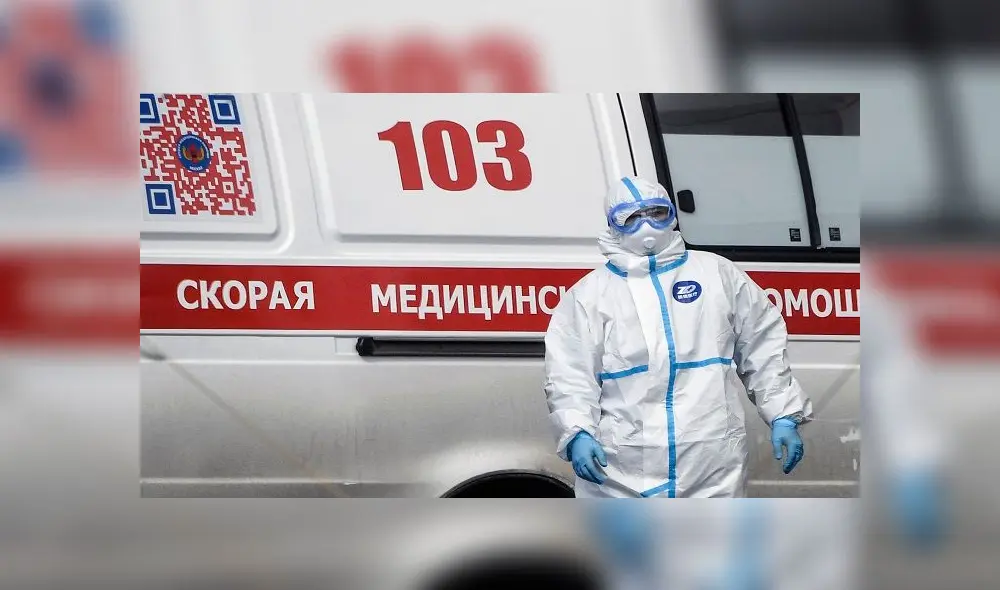 A medic walks in front of an ambulance in a hospital where patients infected with the COVID-19 novel coronavirus are being treated in the settlement of Kommunarka outside Moscow on April 28, 2020. (Photo by Alexander NEMENOV / AFP)
