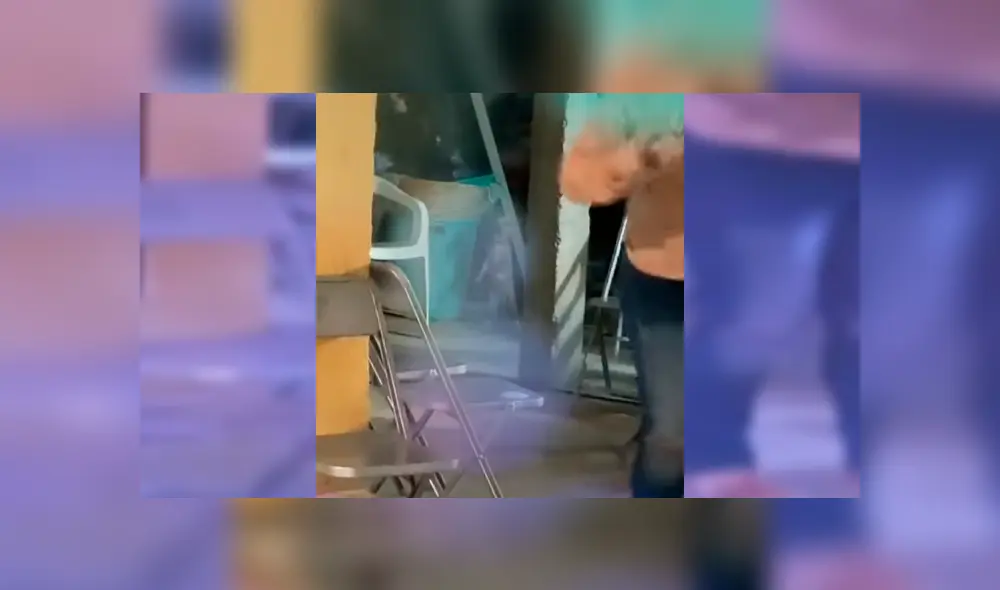 Desde el rincón de una casa el can observaba a los invitados, cuando fue sorprendido en una peculiar escena que ha desatado miles de carcajadas en YouTube