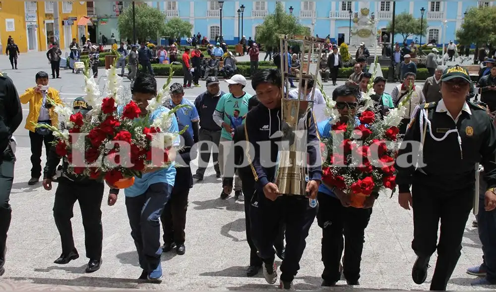 Copa ingresó al templo San Juan para ser bendecida. Copa ingresó al templo San Juan para ser bendecida.