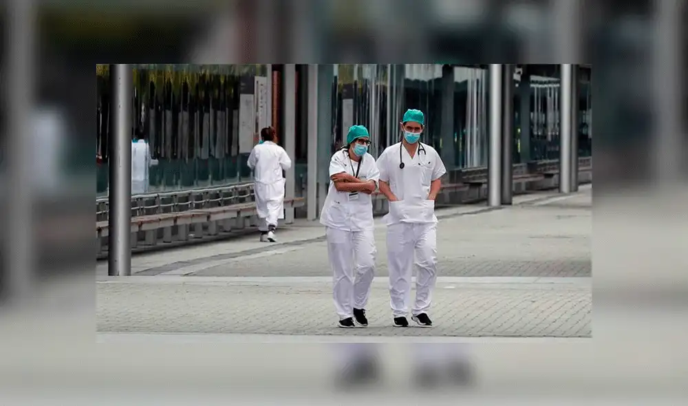 Personal sanitario en el exterior del Hospital de Ifema. Foto: EFE/ Chema Moya.