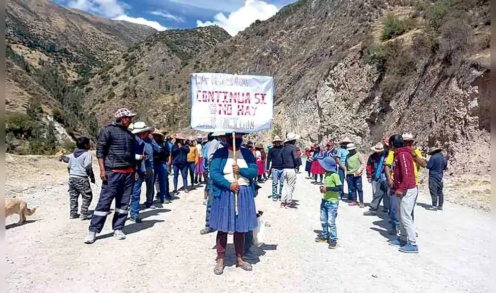 bloqueo. Comuneros se turnan para realizar piquetes e impedir el paso de vehículos de la empresa Las Bambas