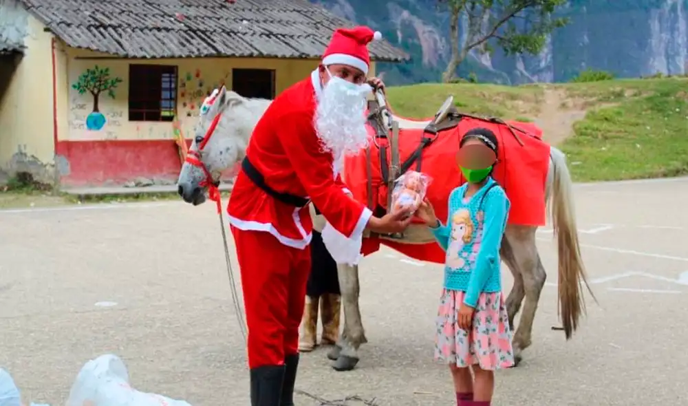 Desliza hacia la izquierda para ver las fotografías del maestro apoyando a los niños de Bocayá. Foto: captura de Facebook