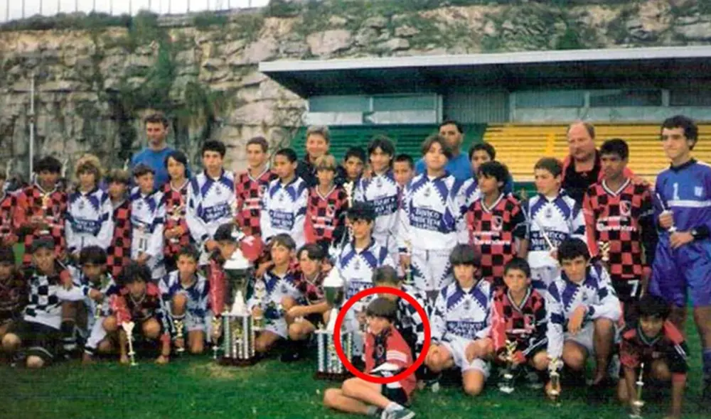 En esta foto, tomada en 1999, Lionel Messi aparece con uno de sus brazos enyesados durante un torneo juvenil. Foto: Diario Hoy.