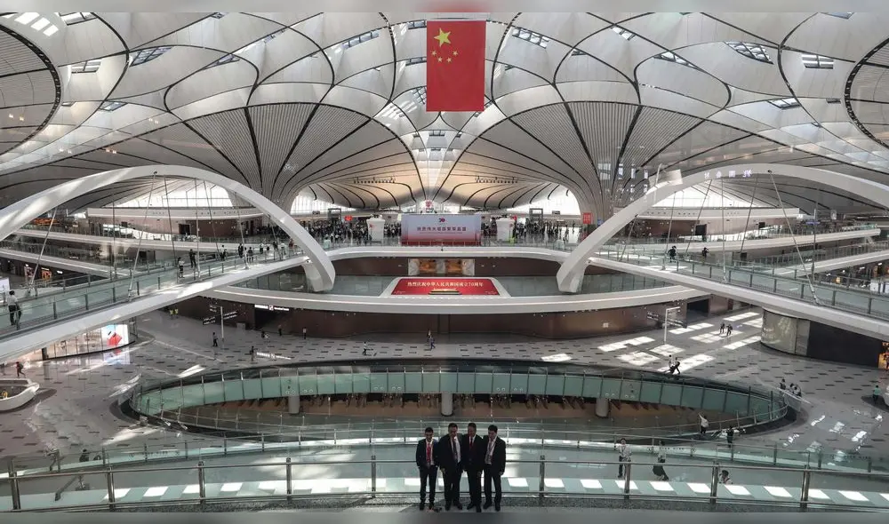 La gente toma fotos antes de una ceremonia de lanzamiento en el nuevo Aeropuerto Internacional Daxing de Beijing en Beijing el 25 de septiembre de 2019. La gente toma fotos antes de una ceremonia de lanzamiento en el nuevo Aeropuerto Internacional Daxing de Beijing en Beijing el 25 de septiembre de 2019.