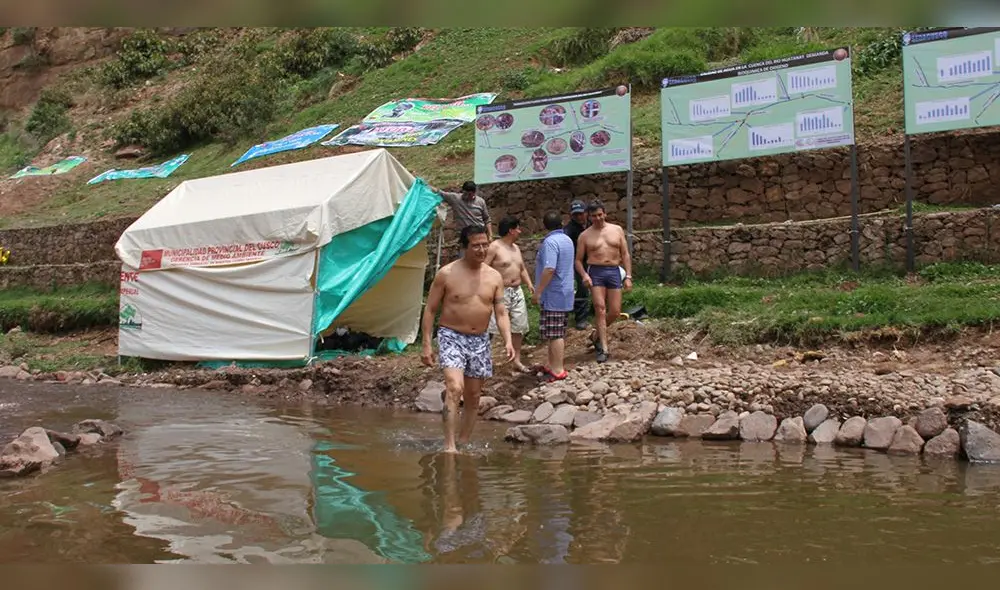 Alcalde de Cusco cumple promesa y se da chapuzón en río Huancaro [VIDEOS]