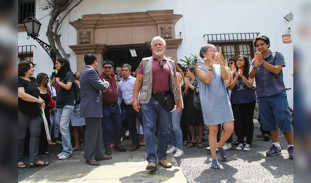 Plantón en solidaridad a IDL por arremetida fujimorista [FOTOS]