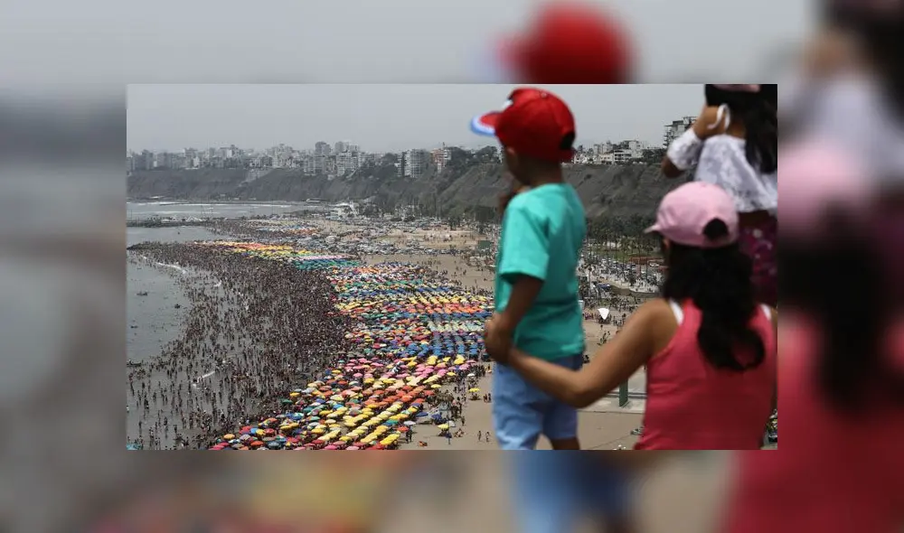 Agua Dulce se vio repleta de personas, quienes llegaron con sombrillas y muchas ganas de pasar el primer día del año. (Foto: Jorge Cerdán / La República)