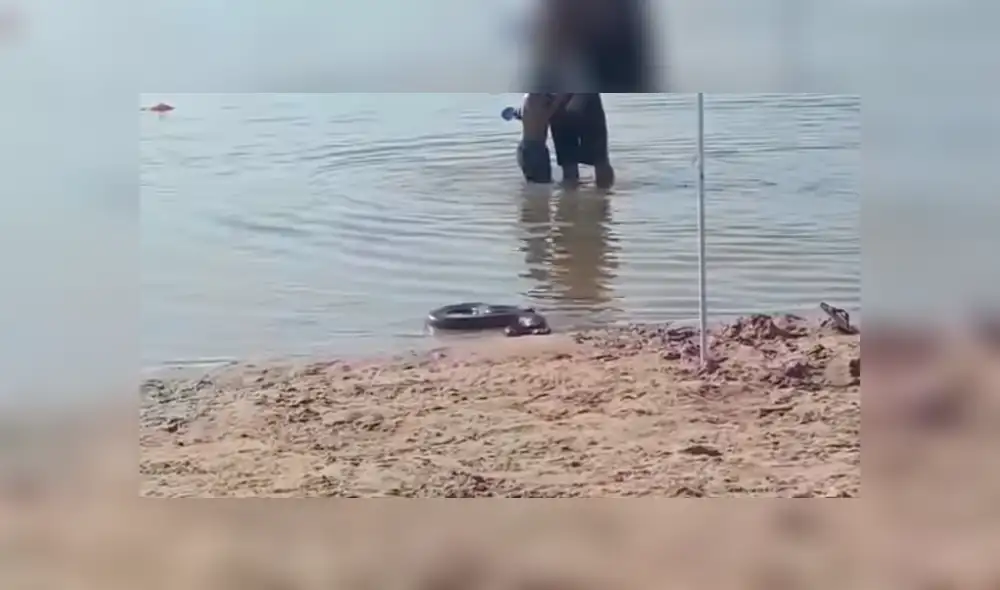 Desliza hacia la izquierda para ver el momento en que una anaconda emerge del mar. Video es viral en YouTube. Desliza hacia la izquierda para ver el momento en que una anaconda emerge del mar. Video es viral en YouTube.