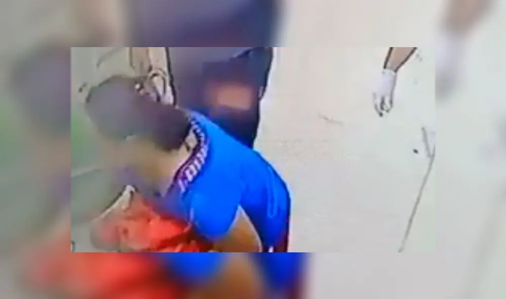 Mujer roba celular de médico que estaba atendiendo a su hermano [VIDEO]