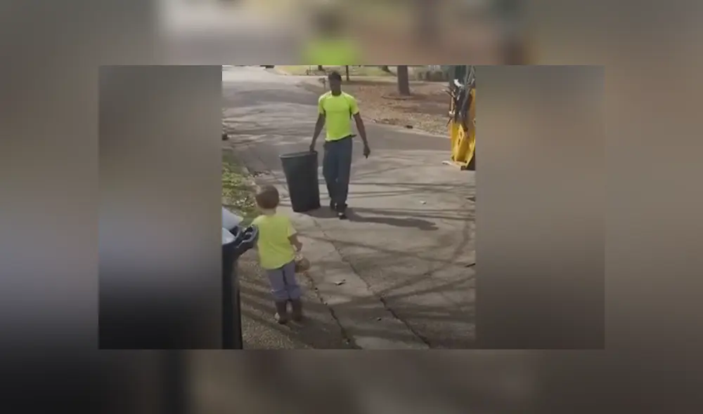A través de Facebook se hizo viral el tierno gesto que tuvo un niño con un recogedor de basura.